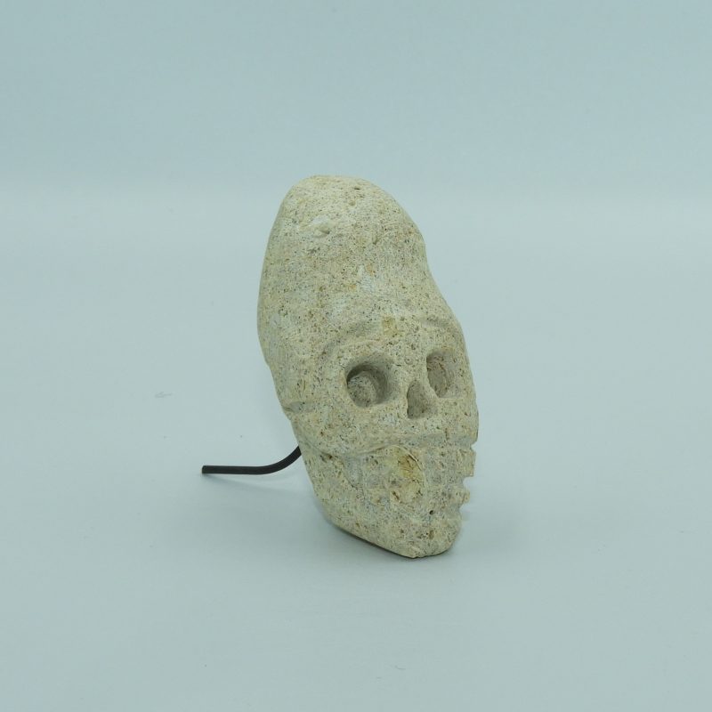 Reproducción Cráneo Cultura Paraca pequeño en Roca de Albero