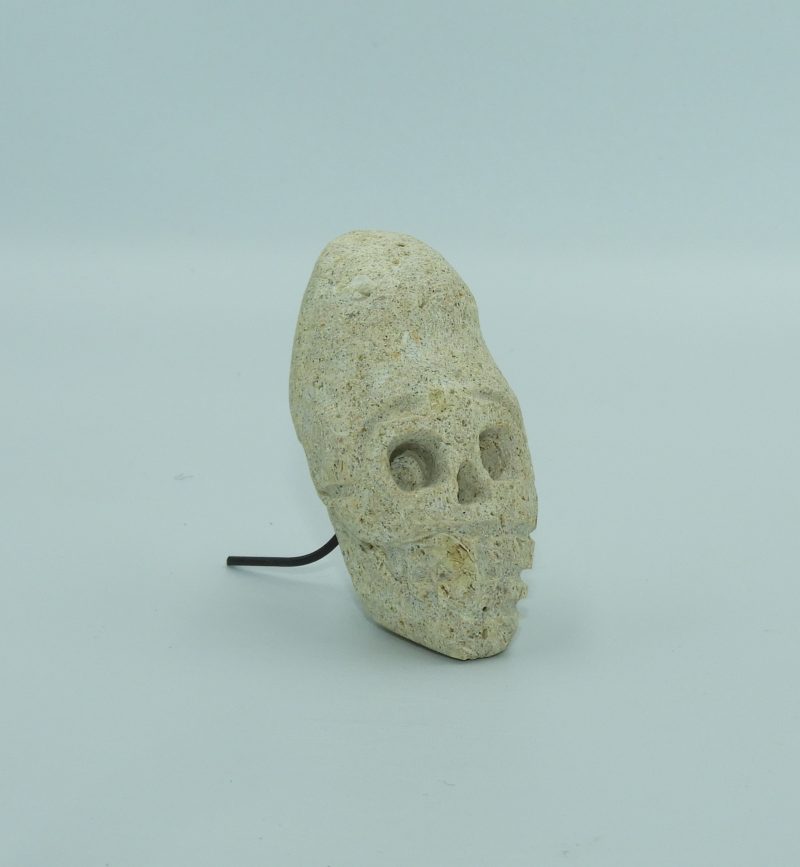 Reproducción Cráneo Cultura Paraca pequeño en Roca de Albero