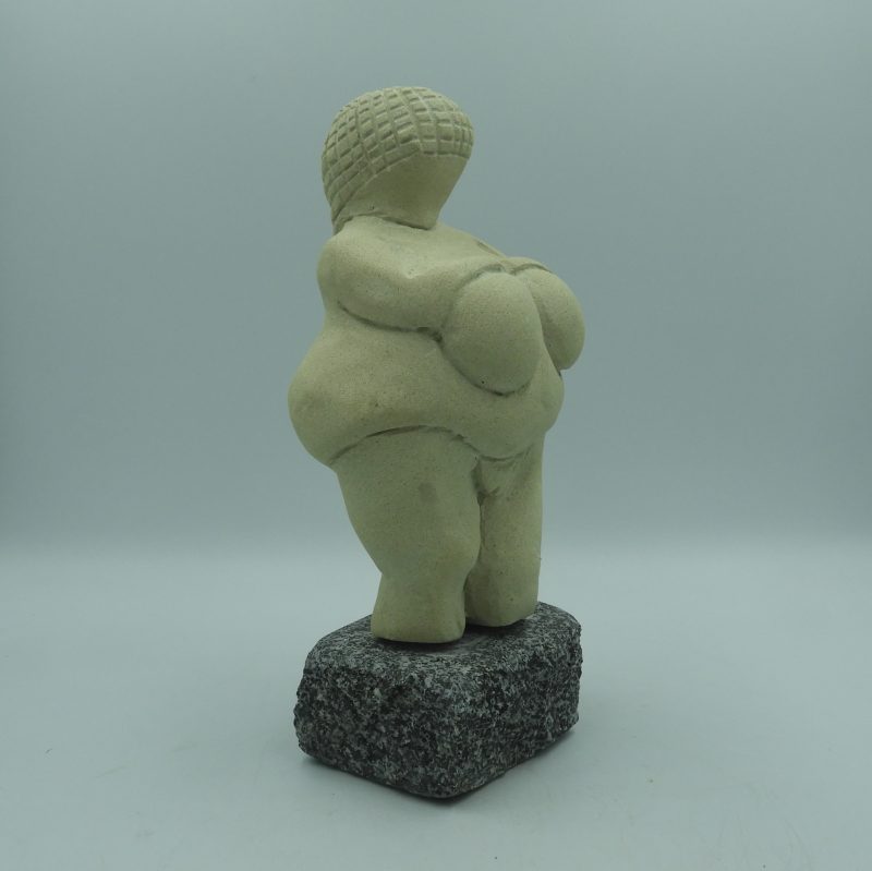 Venus de Willendorf Grande en Arenisca y Peana de Granito