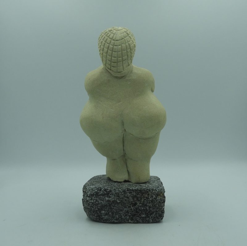 Venus de Willendorf Grande en Arenisca y Peana de Granito
