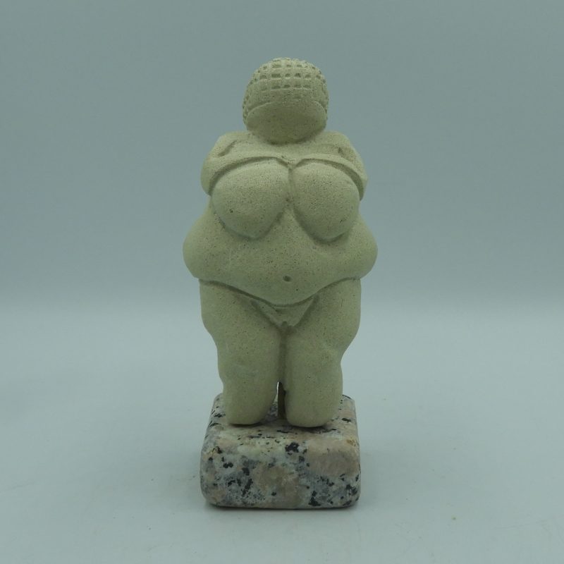 Venus de Willendorf pequeña en Arenisca y Peana de Granito