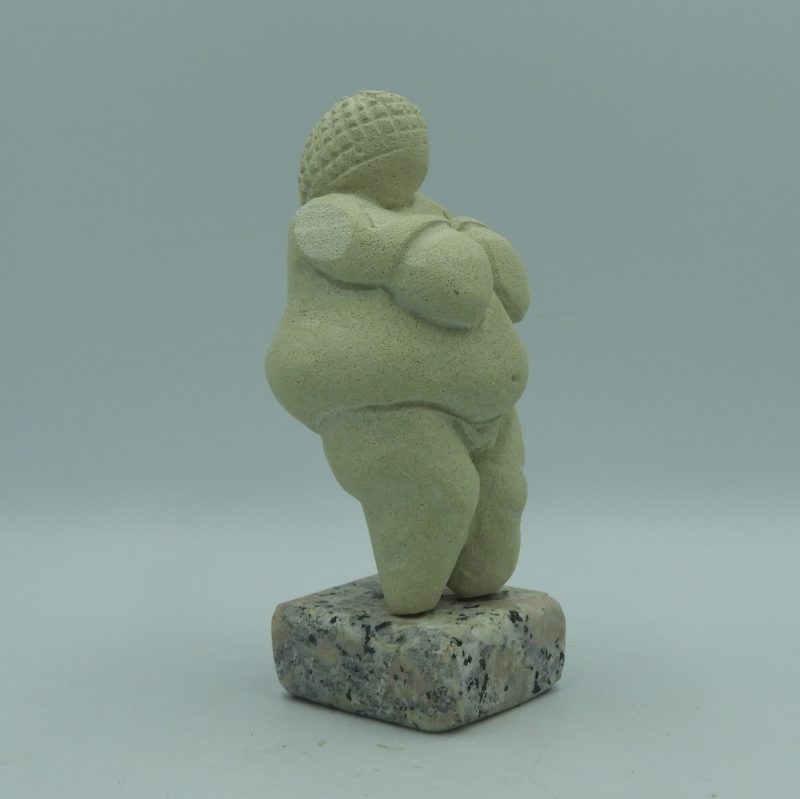 Venus de Willendorf pequeña en Arenisca y Peana de Granito
