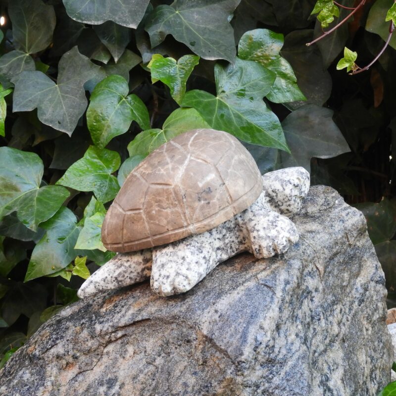 Escultura de Tortuga en Piedra Natural, Mármol y Granito. De tamaño mediano. Ideal como decoración, sujetapuertas...