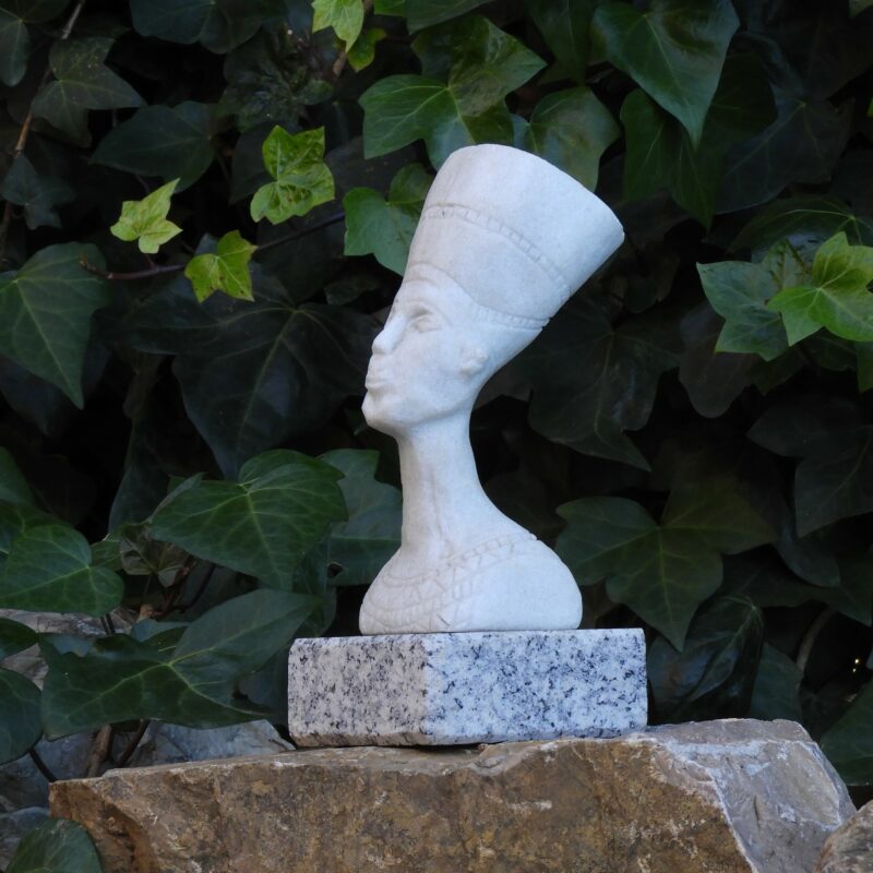 Escultura Busto de Nefertiti en Mármol con peana en Granito