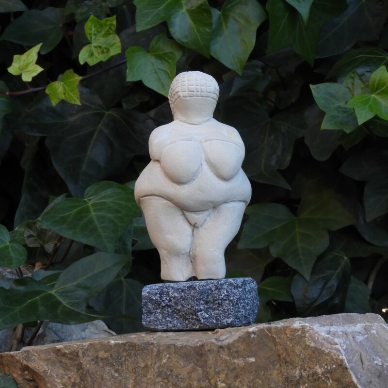 Escultura Venus de Willendorf grande en Arenisca y Peana de Granito