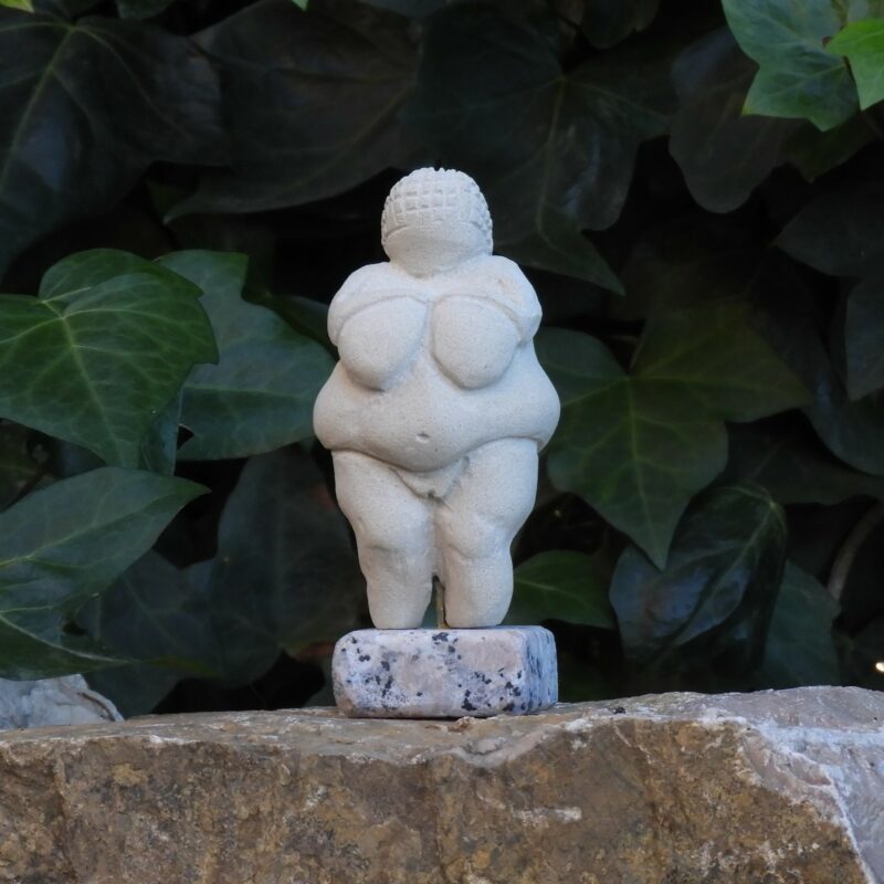 Escultura Venus de Willendorf pequeña en Arenisca y Peana de Granito