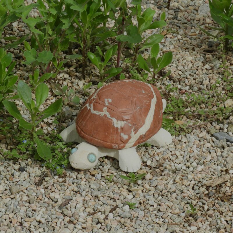 Escultura de Tortuga en Piedra Natural, Mármol y Arenisca. De tamaño mediano. Ideal como decoración de cualquier rinconcito de casa.