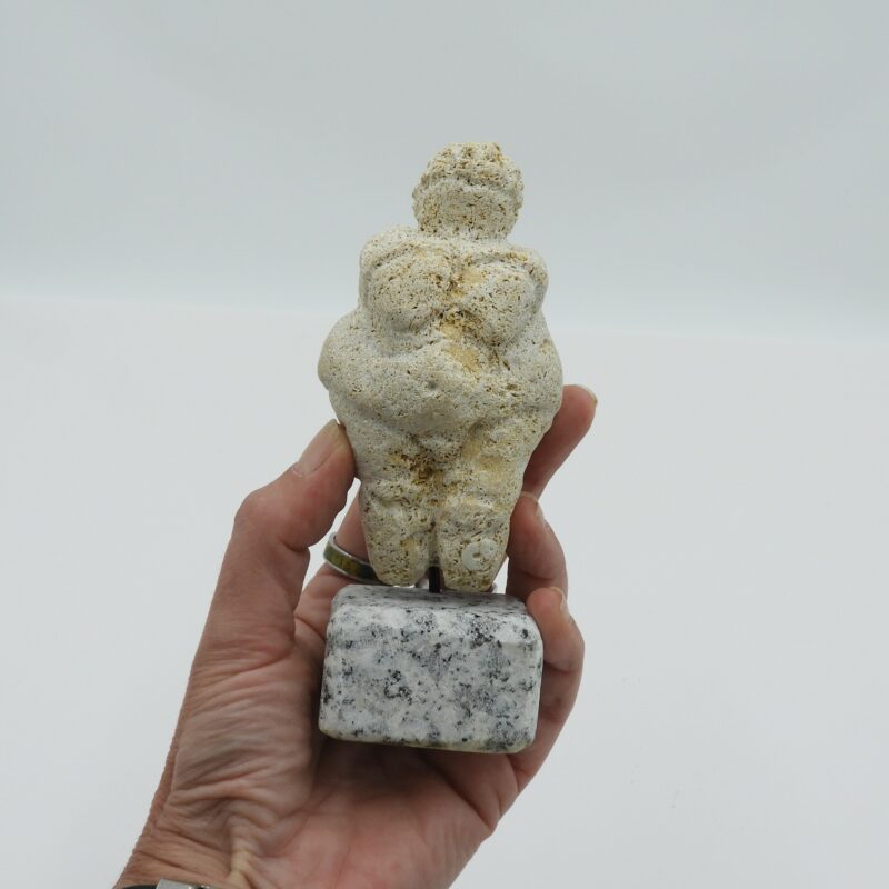 Reproducción Venus de Willendorf pequeña en Roca de Albero y Granito.
