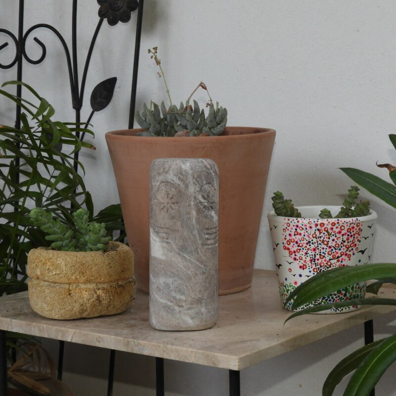 Ídolo Cilíndrico del Cerro de las Vacas en Mármol