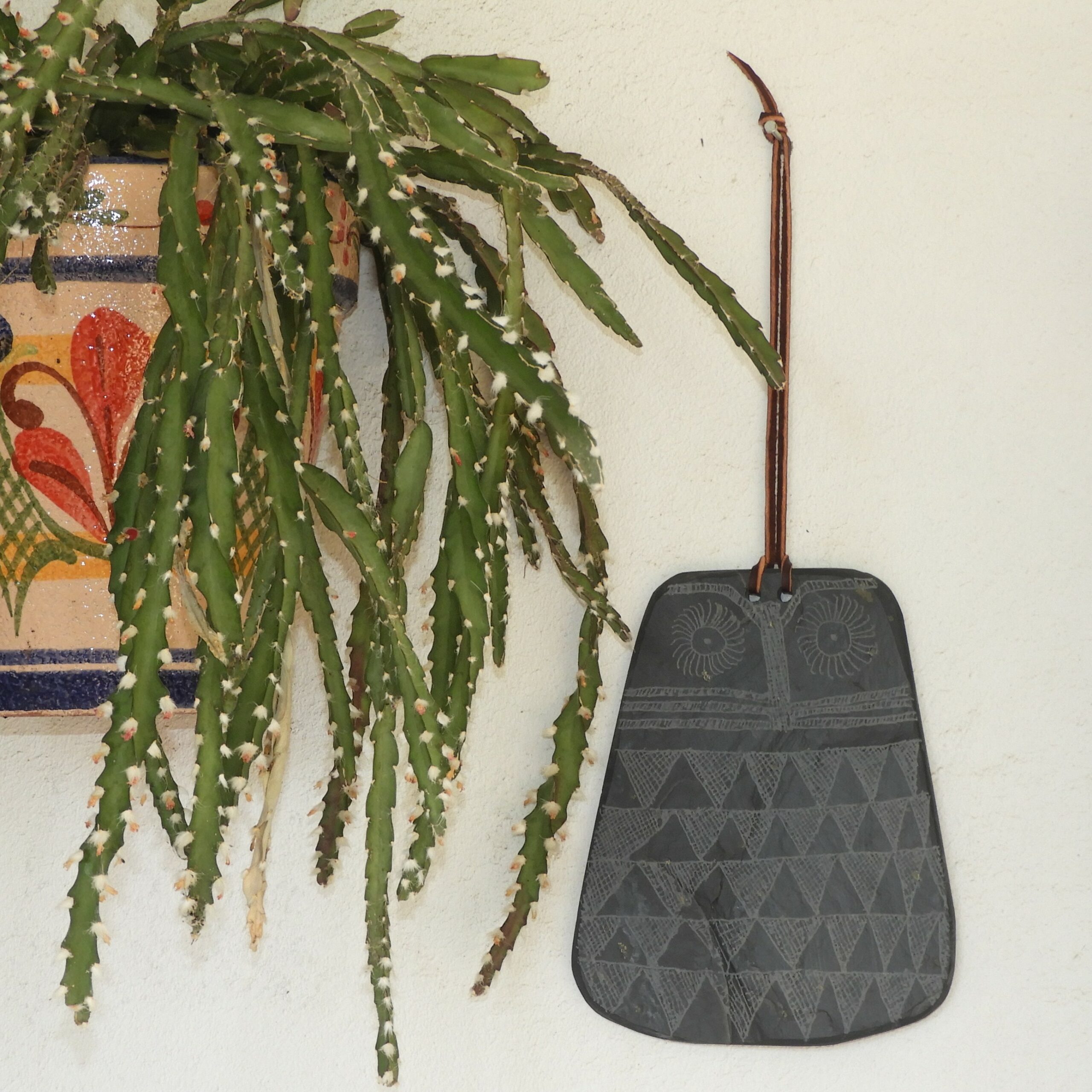 Ídolo Placa Oculado de Valencina en Pizarra Negra