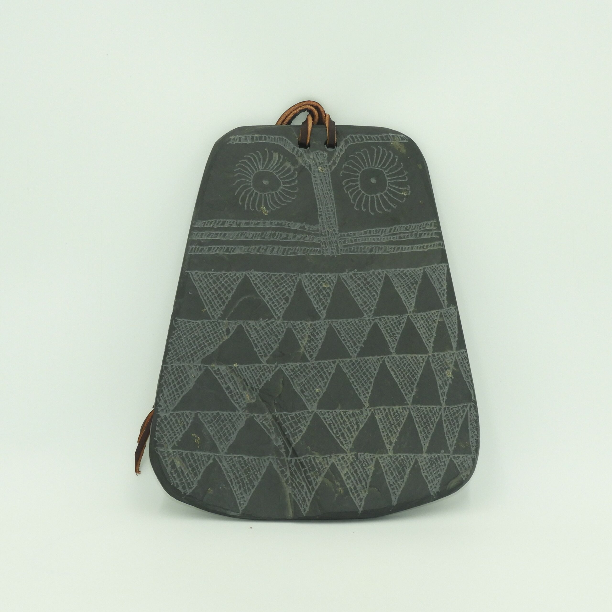 Ídolo Placa Oculado de Valencina en Pizarra Negra