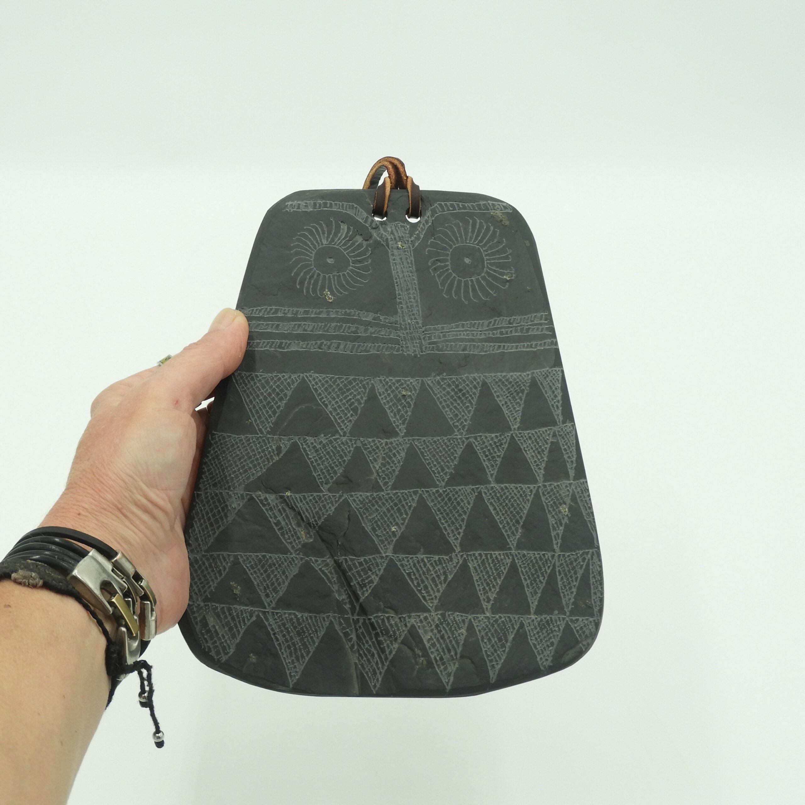 Ídolo Placa Oculado de Valencina en Pizarra Negra