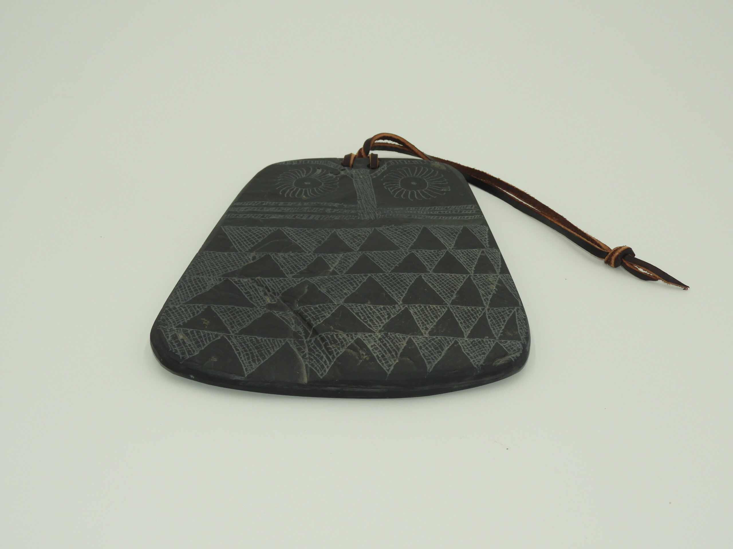 Ídolo Placa Oculado de Valencina en Pizarra Negra