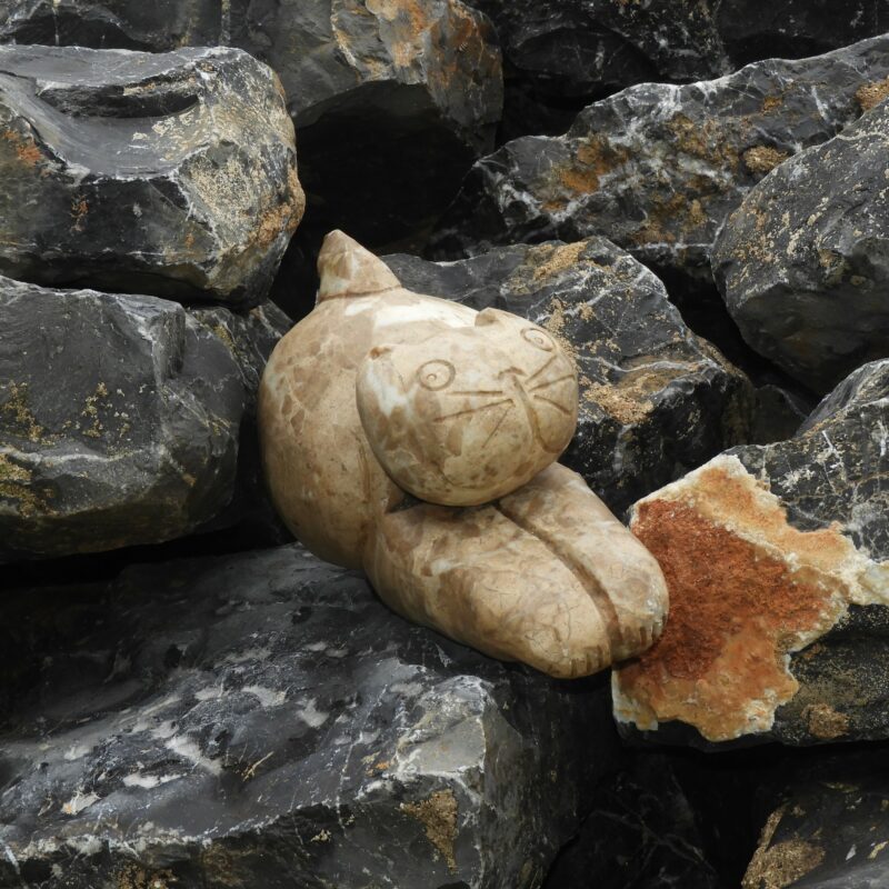 Escultura Gato en Piedra Natural, Mármol. De tamaño mediano.