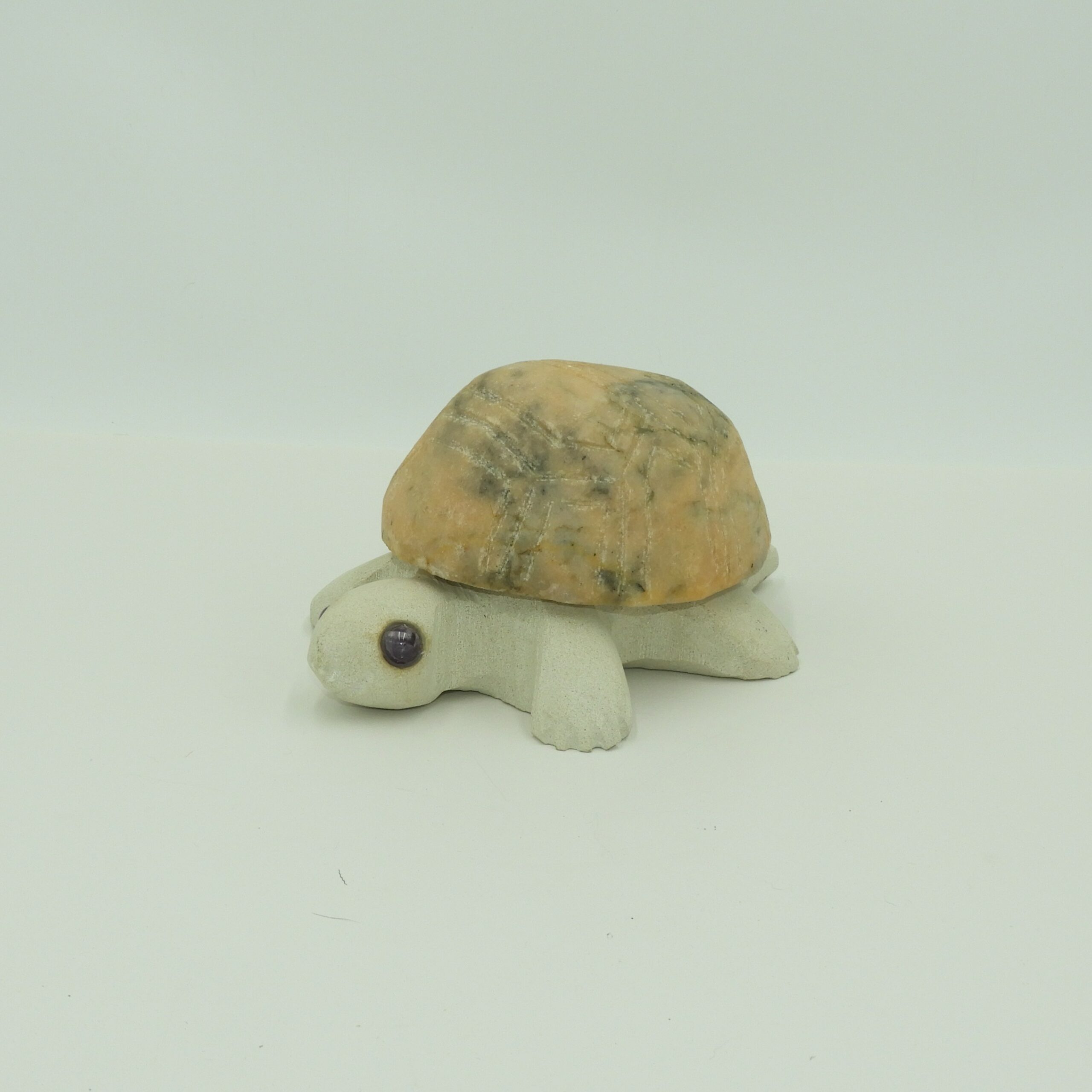 Escultura de Tortuga en Piedra Natural, Mármol y Arenisca. De tamaño mediano. Ideal como decoración de cualquier rinconcito de casa.