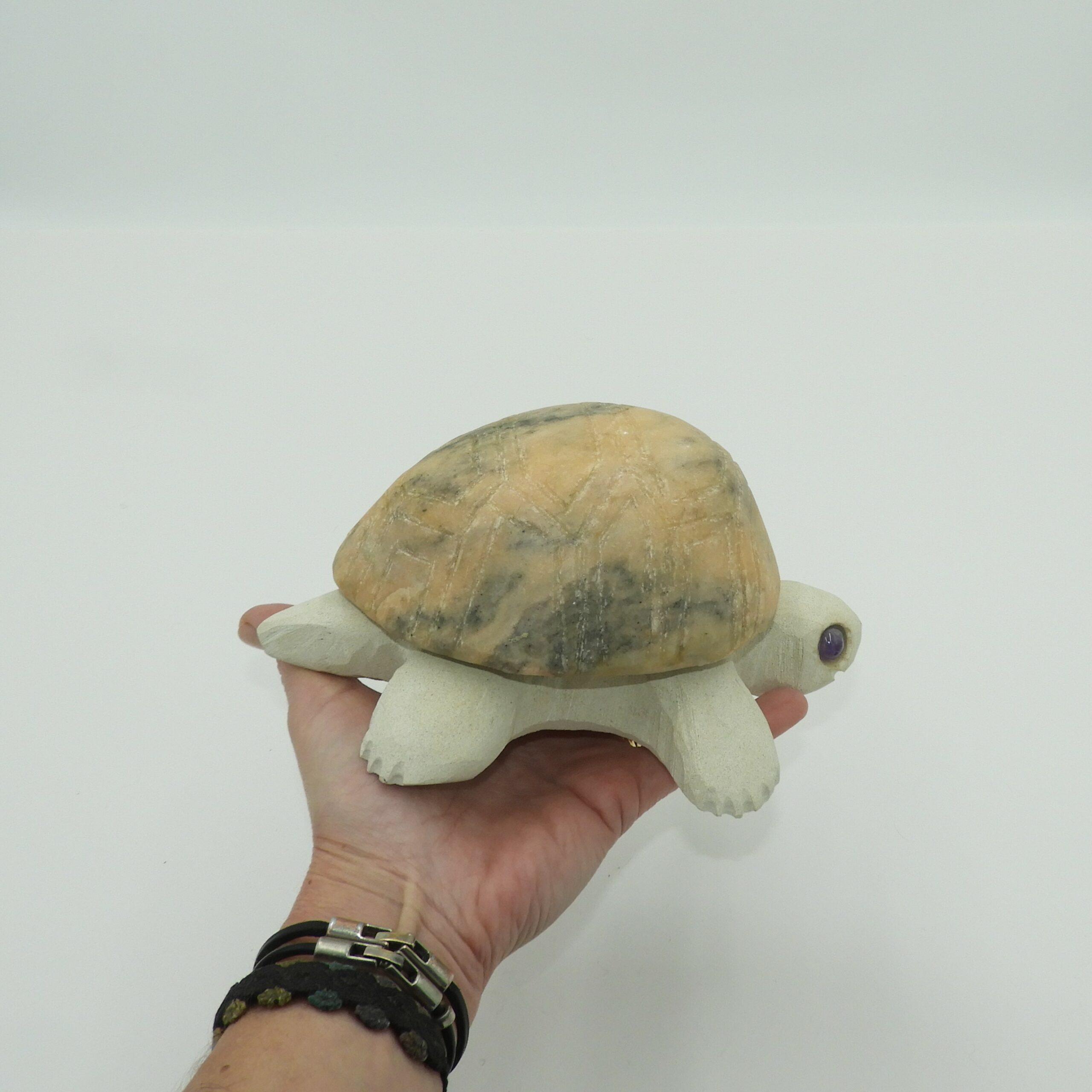 Escultura de Tortuga en Piedra Natural, Mármol y Arenisca. De tamaño mediano. Ideal como decoración de cualquier rinconcito de casa.