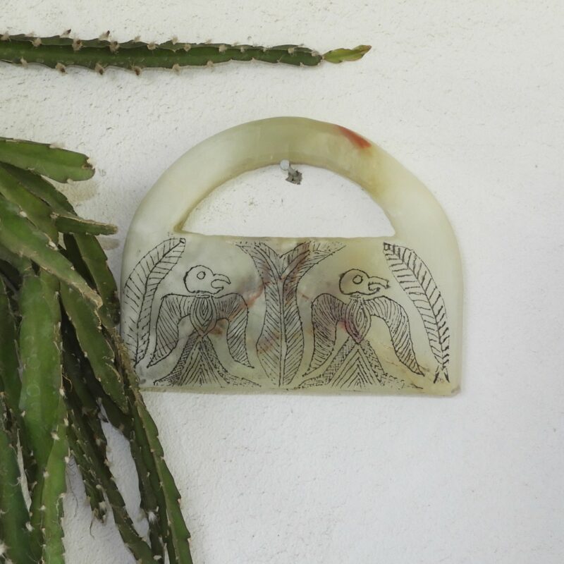 Reproducción grande de bolso ritual de Jiroft hecho a mano con Piedra Natural, Onix Verde de Pakistán, con grabados de aves y palmeras.