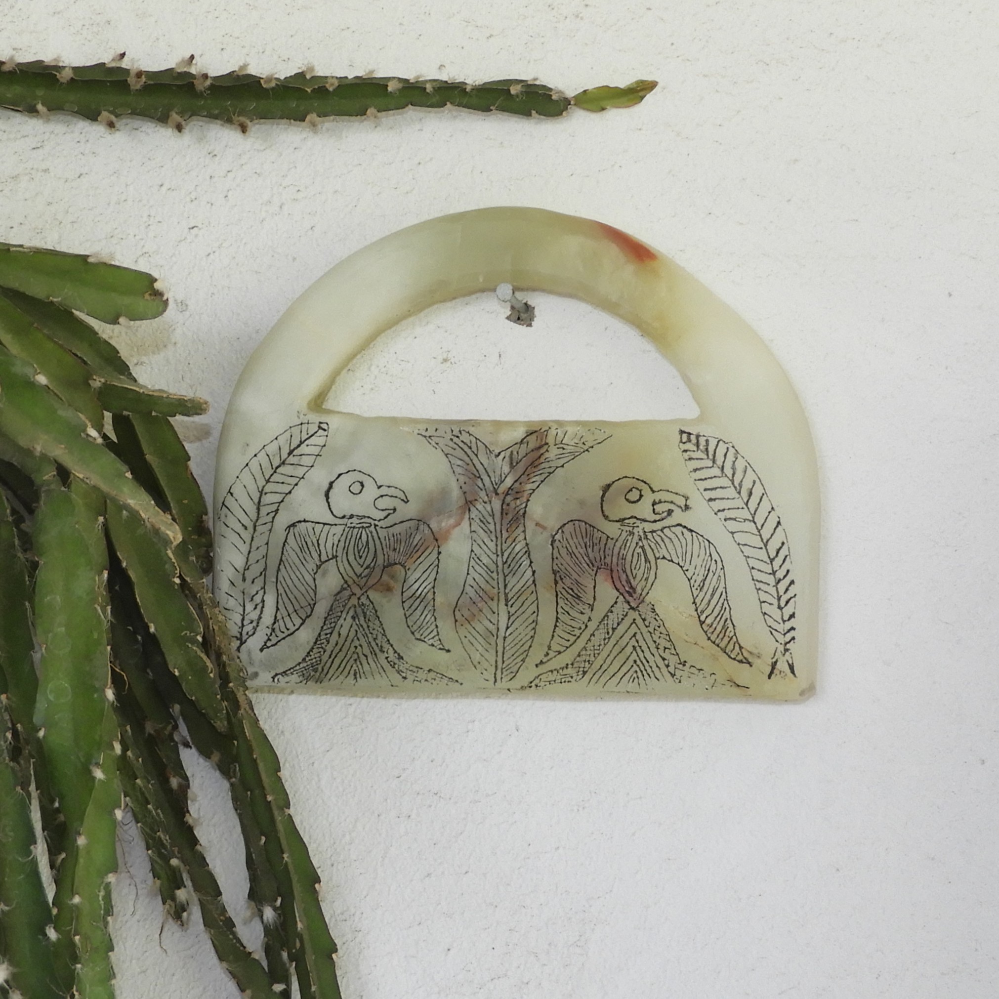 Reproducción grande de bolso ritual de Jiroft hecho a mano con Piedra Natural, Onix Verde de Pakistán, con grabados de aves y palmeras.