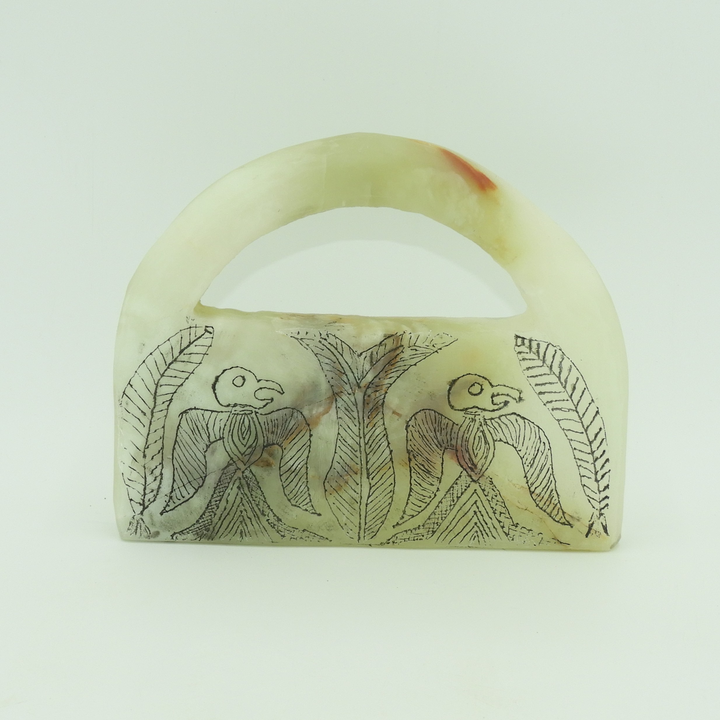 Reproducción grande de bolso ritual de Jiroft hecho a mano con Piedra Natural, Onix Verde de Pakistán, con grabados de aves y palmeras.