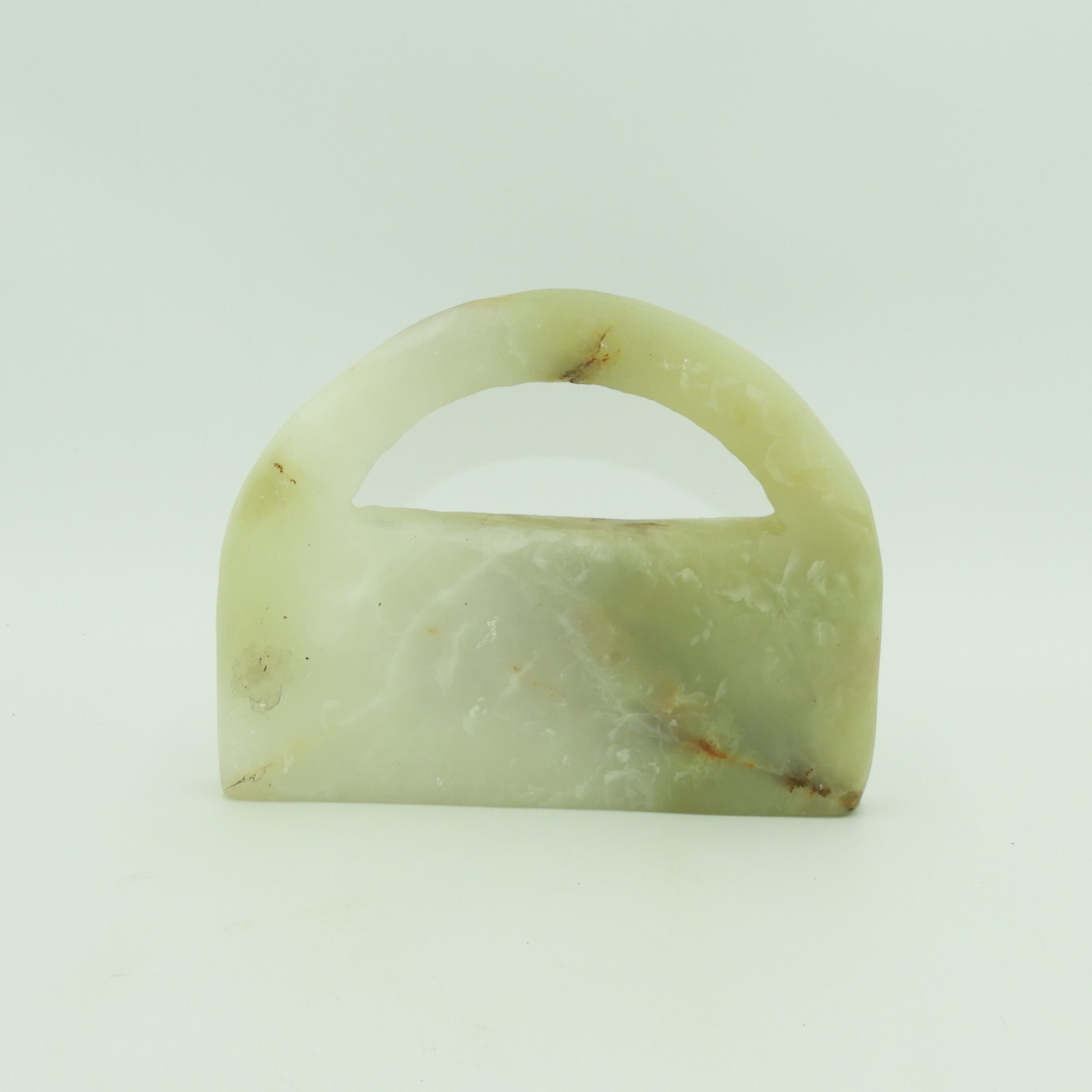 Reproducción grande de bolso ritual de Jiroft hecho a mano con Piedra Natural, Onix Verde de Pakistán, con grabados de aves y palmeras.