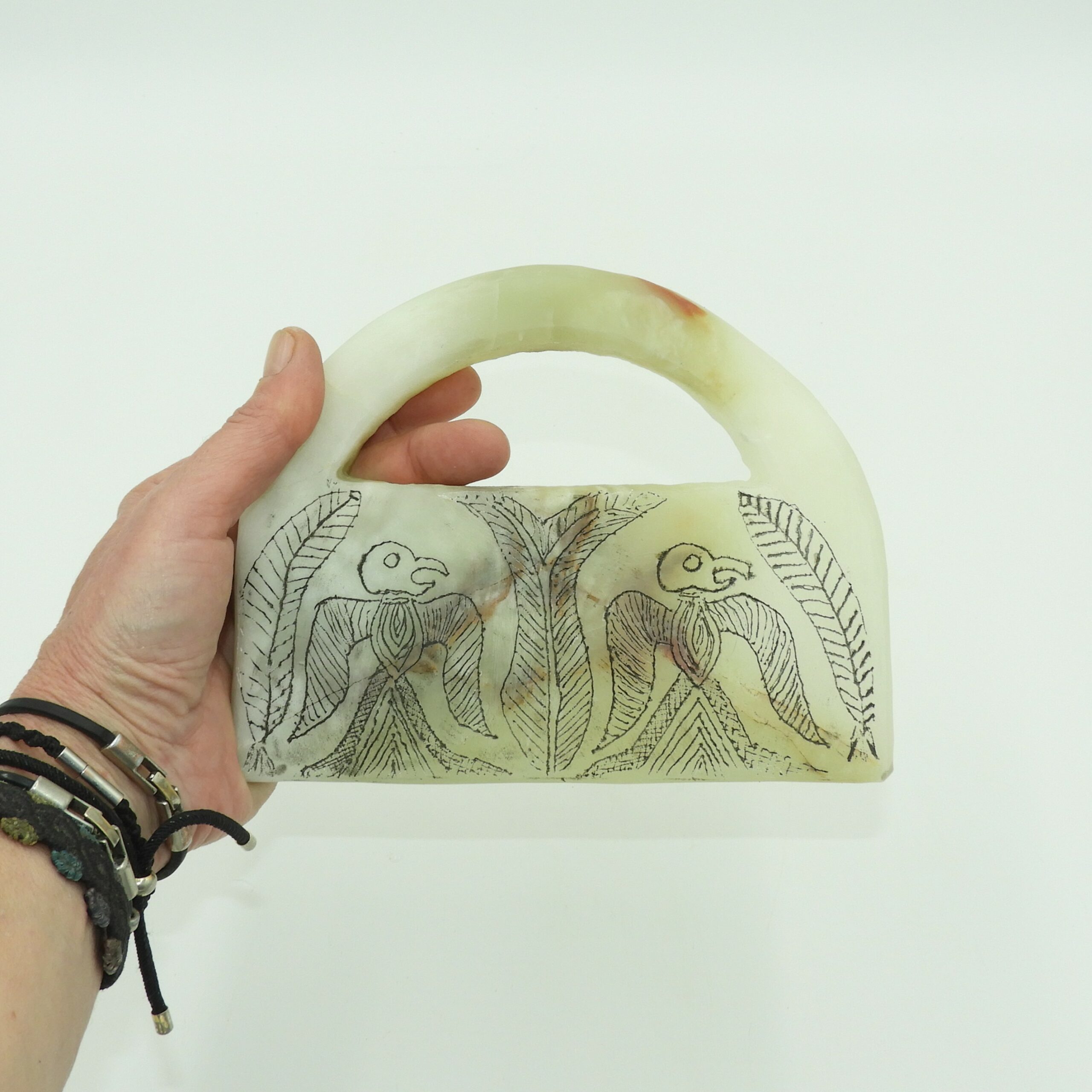 Reproducción grande de bolso ritual de Jiroft hecho a mano con Piedra Natural, Onix Verde de Pakistán, con grabados de aves y palmeras.