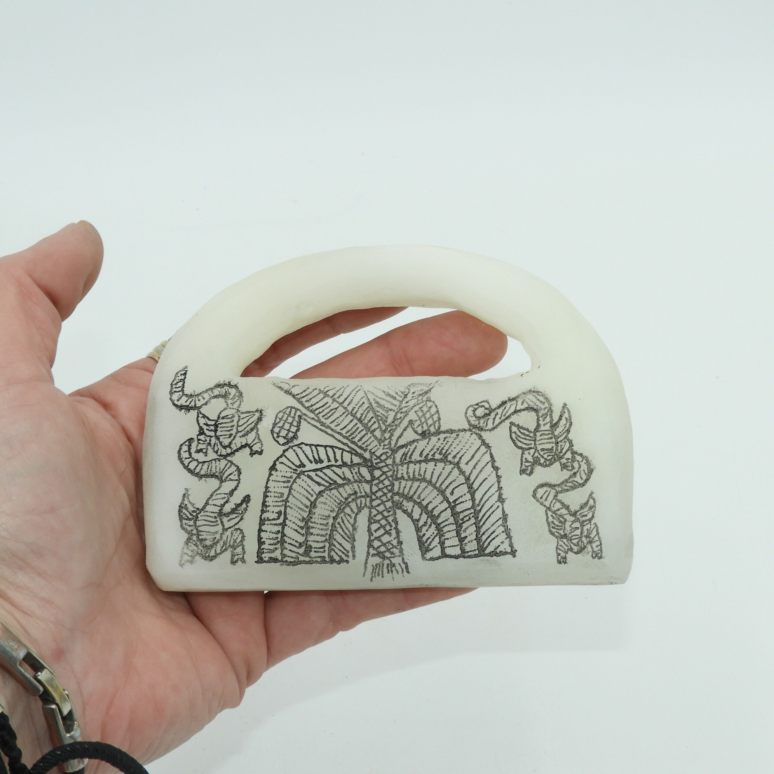 Reproducción pequeña de bolso ritual de Jiroft hecha a mano con Piedra Natural, Onix de Pakistán, con grabados detallados.