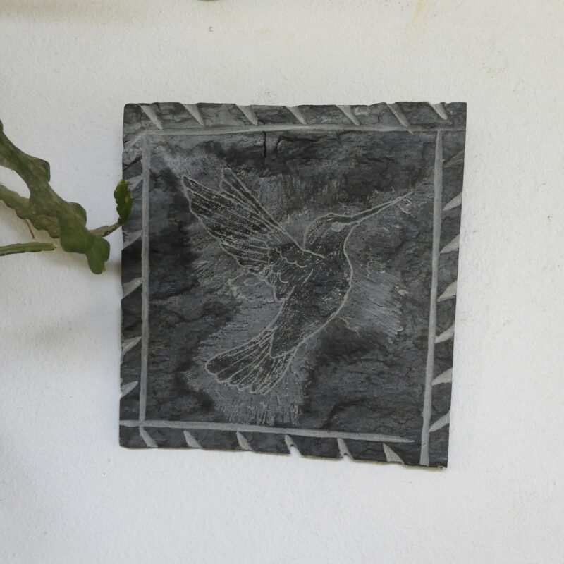 Cuadro de Piedra Natural, Pizarra, grabado a mano con diseño detallado de un colibrí en vuelo.
