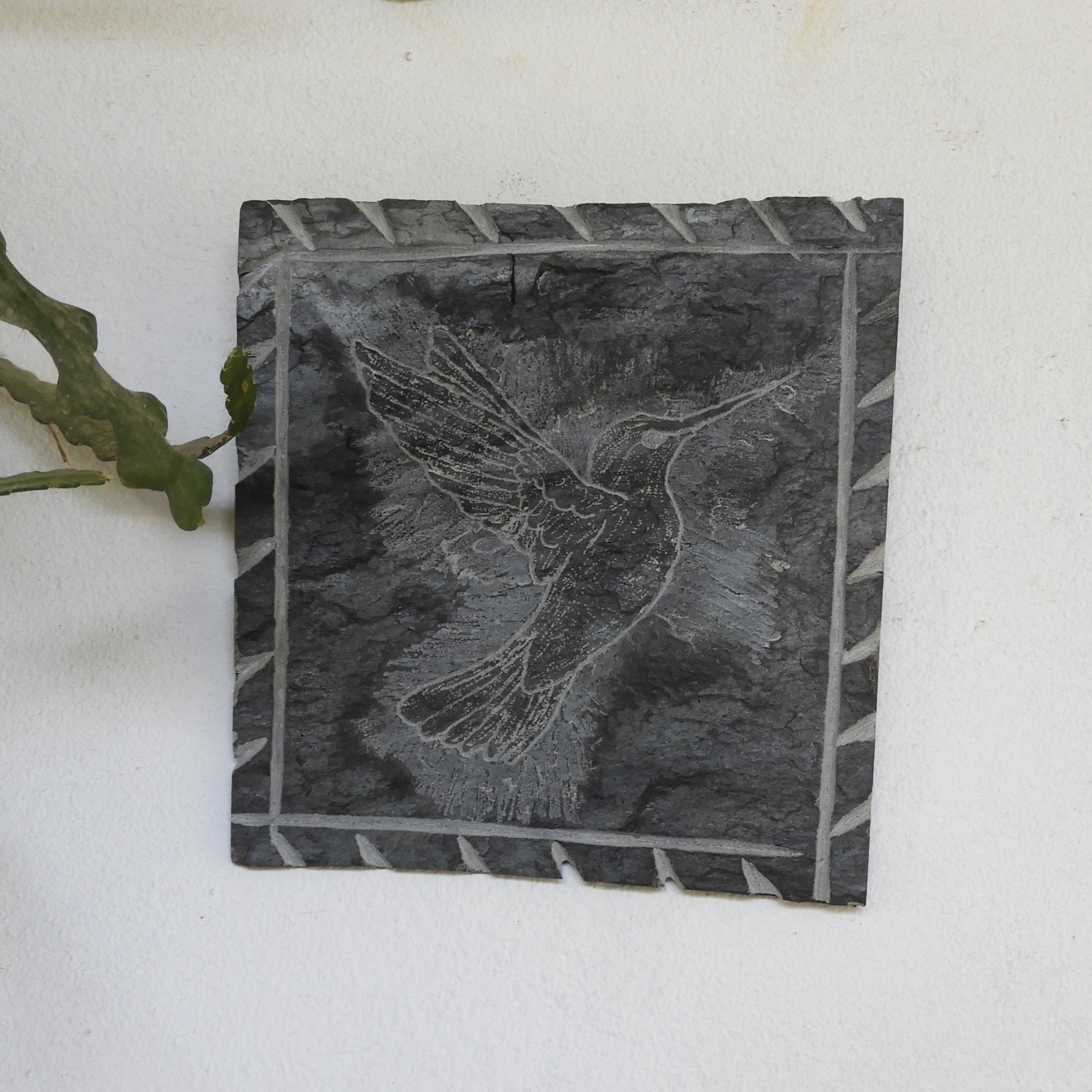 Cuadro de Piedra Natural, Pizarra, grabado a mano con diseño detallado de un colibrí en vuelo.