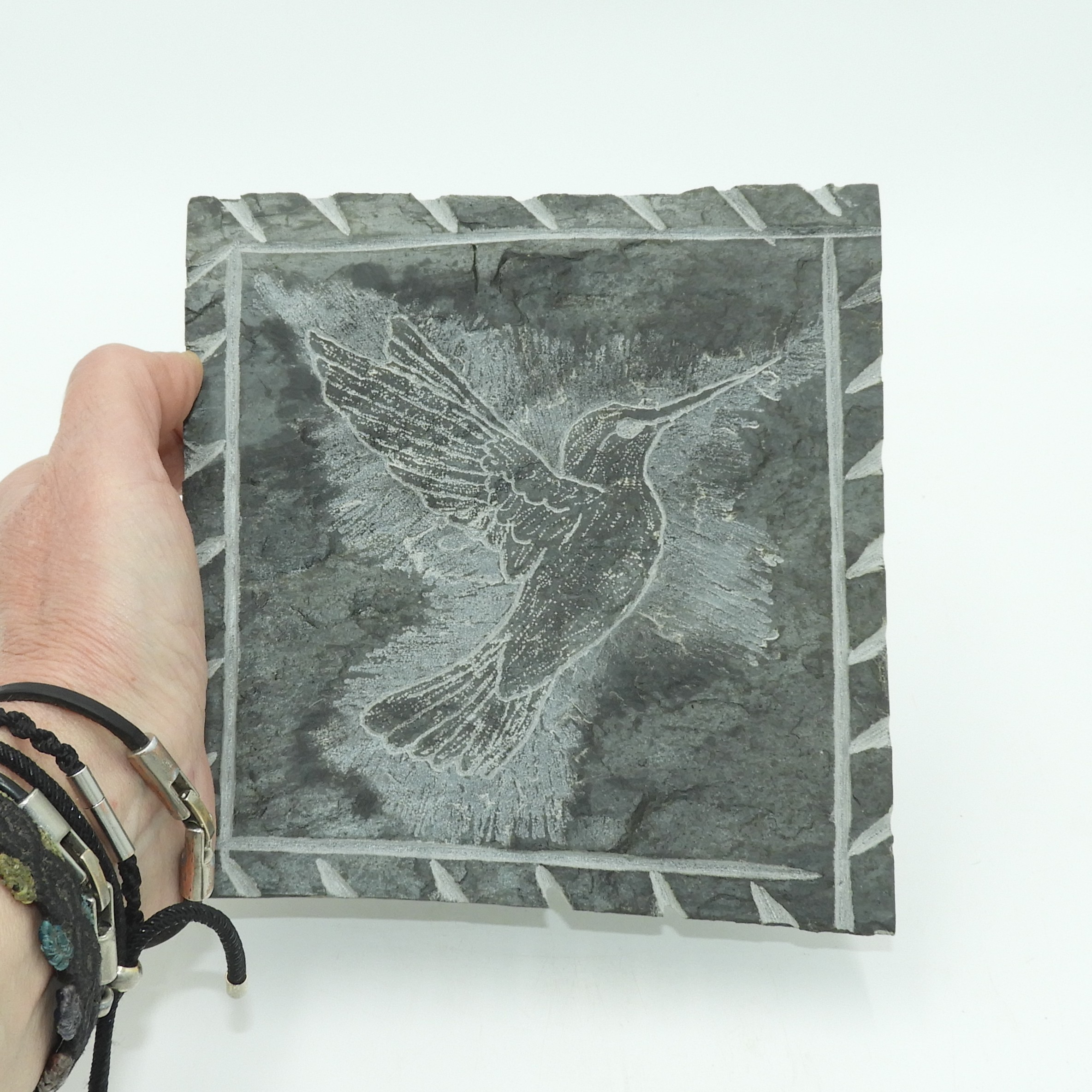 Cuadro de Piedra Natural, Pizarra, grabado a mano con diseño detallado de un colibrí en vuelo.