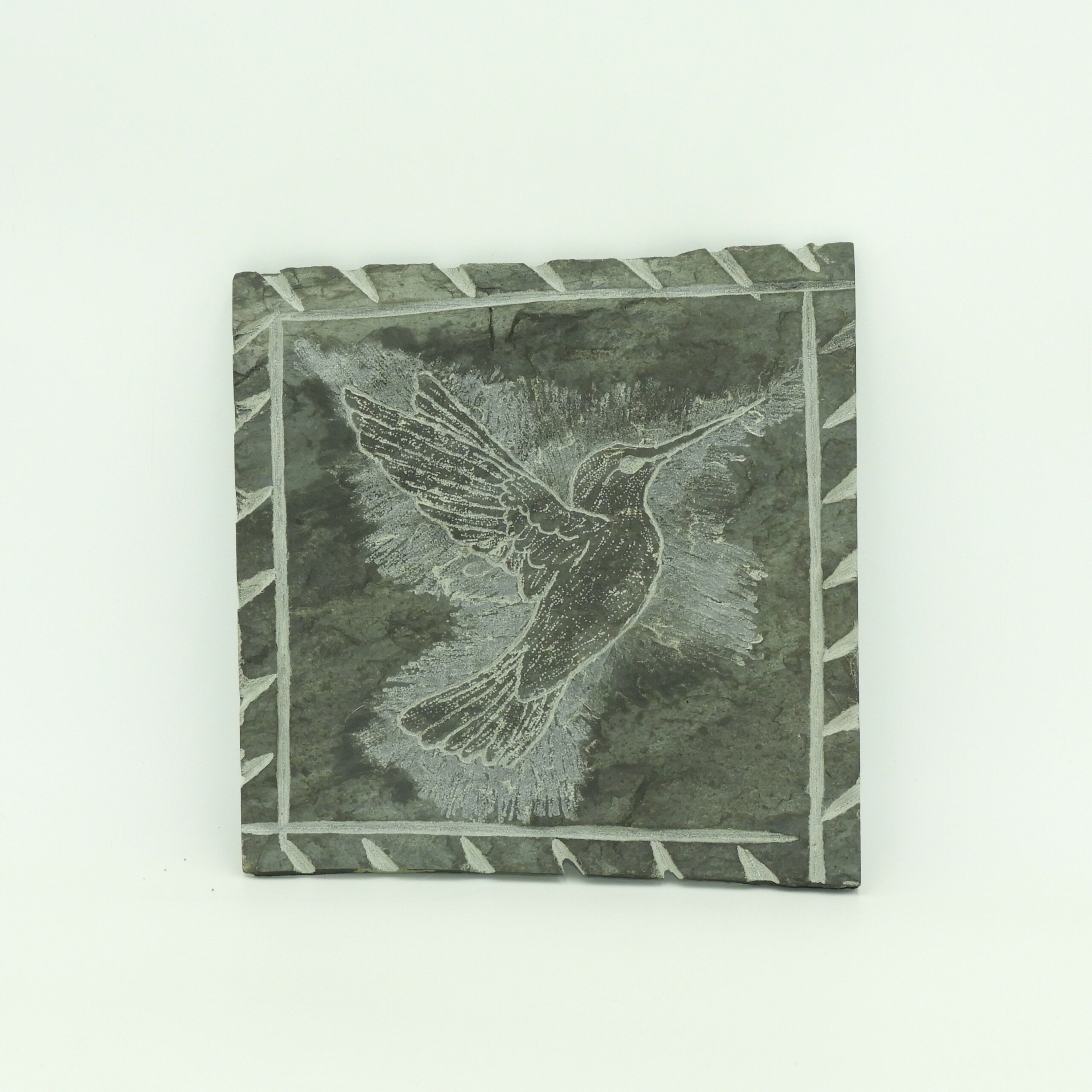 Cuadro de Piedra Natural, Pizarra, grabado a mano con diseño detallado de un colibrí en vuelo.