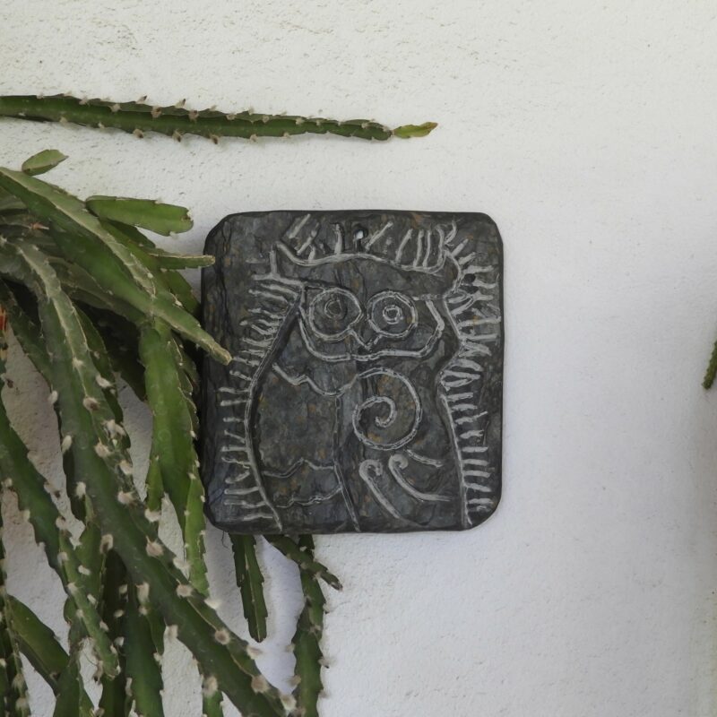 Cuadro de Piedra Natural, Pizarra con oxidaciones, tallado a mano con diseño de búho de ojos concéntricos.