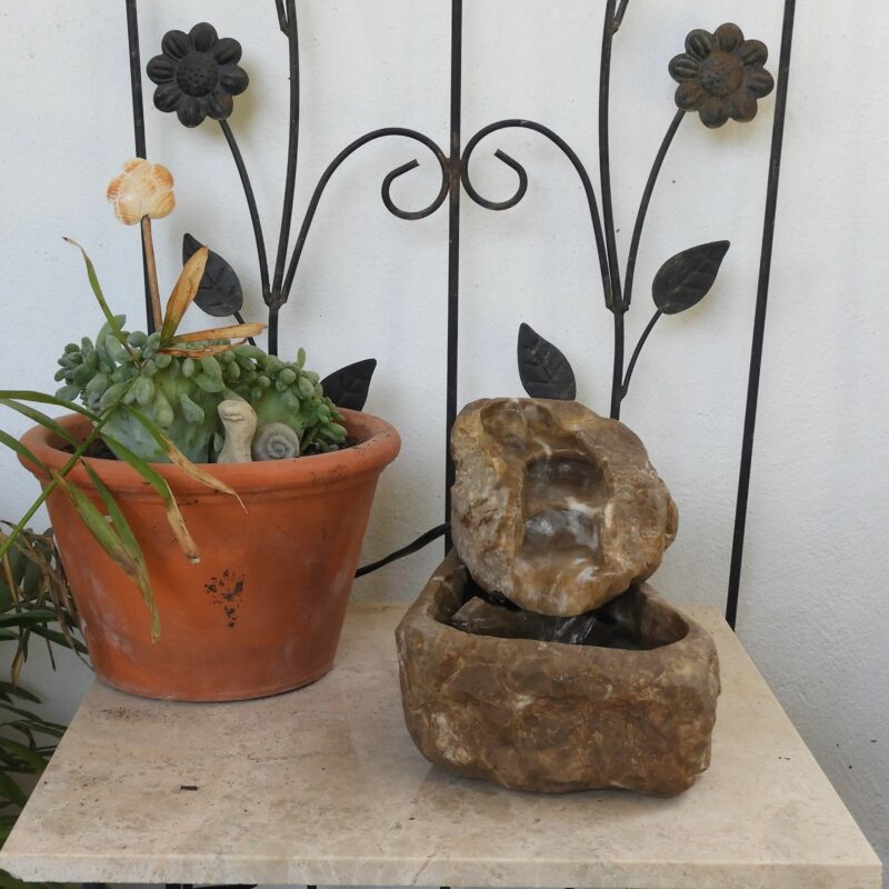 Fuente de agua pequeña tallada a mano en Piedra natural, Mármol Marrón Emperador con tres niveles de caída.