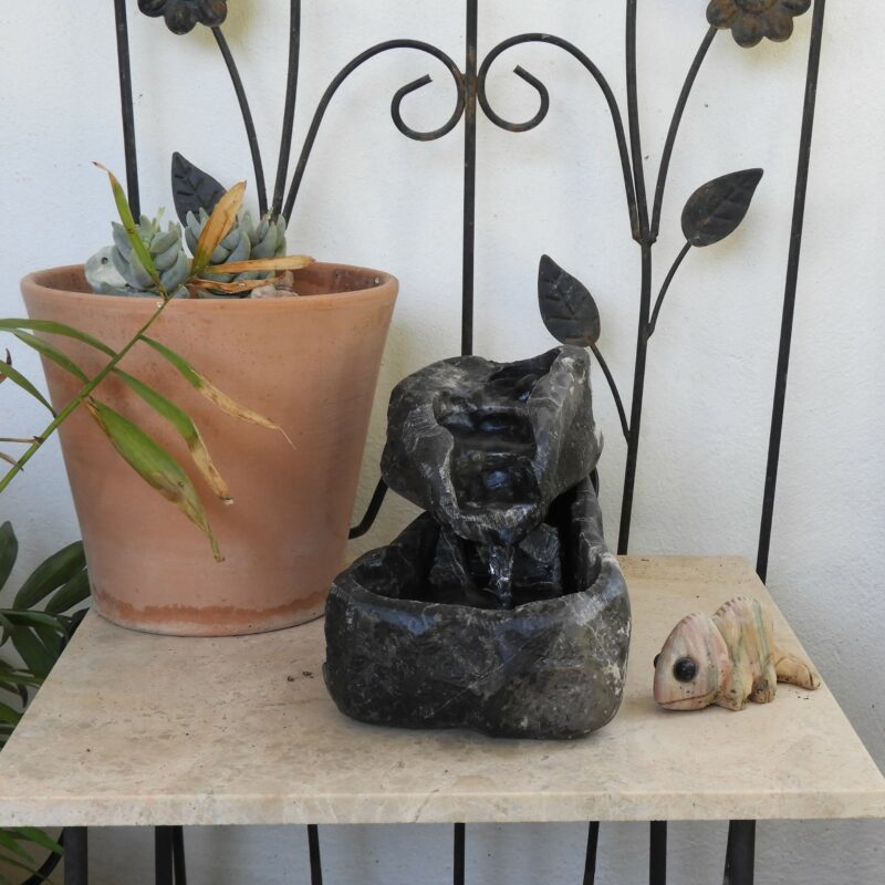 Fuente de agua pequeña tallada a mano en Piedra natural, Mármol Negro Markina con tres niveles de caída.
