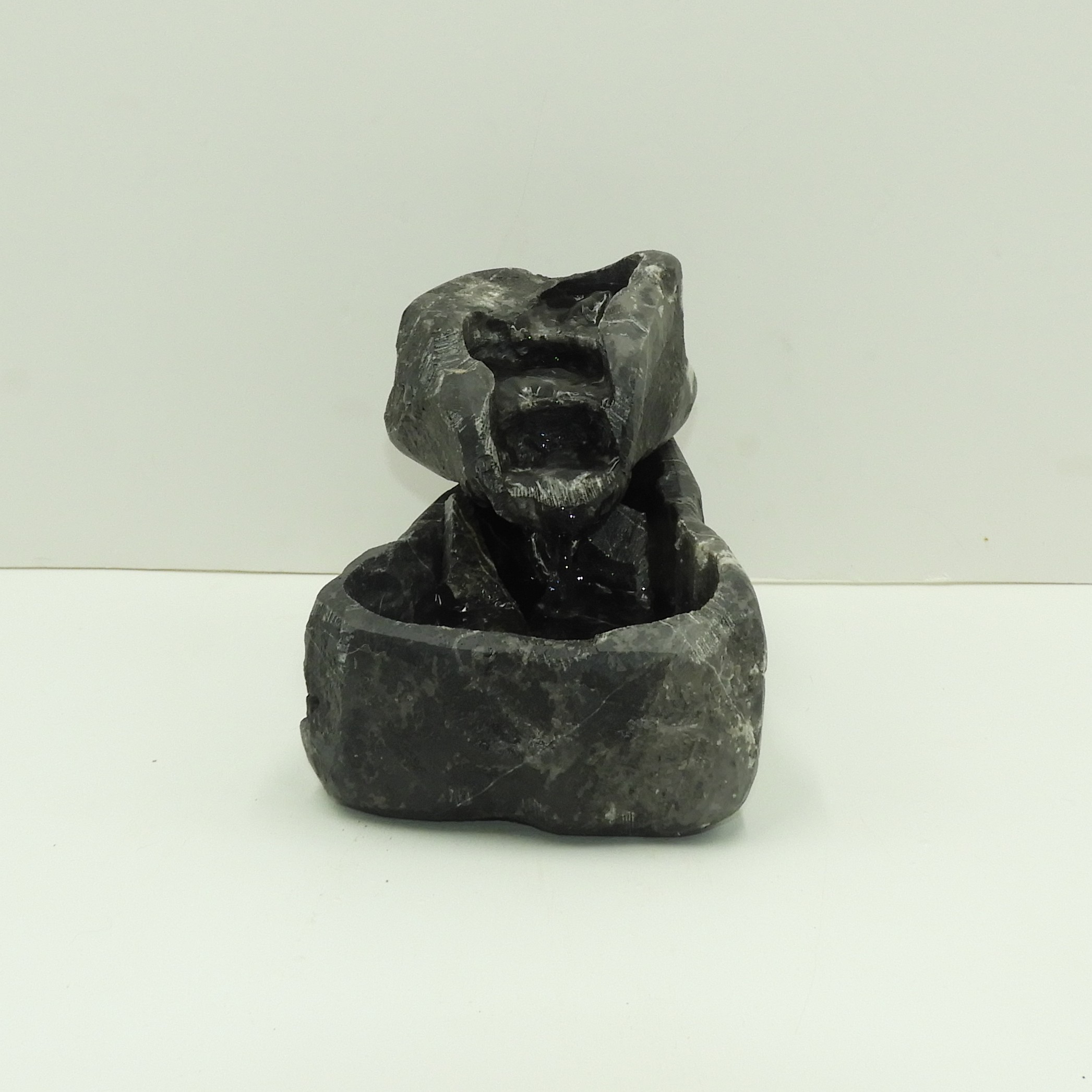 Fuente de agua pequeña tallada a mano en Piedra natural, Mármol Negro Markina con tres niveles de caída.