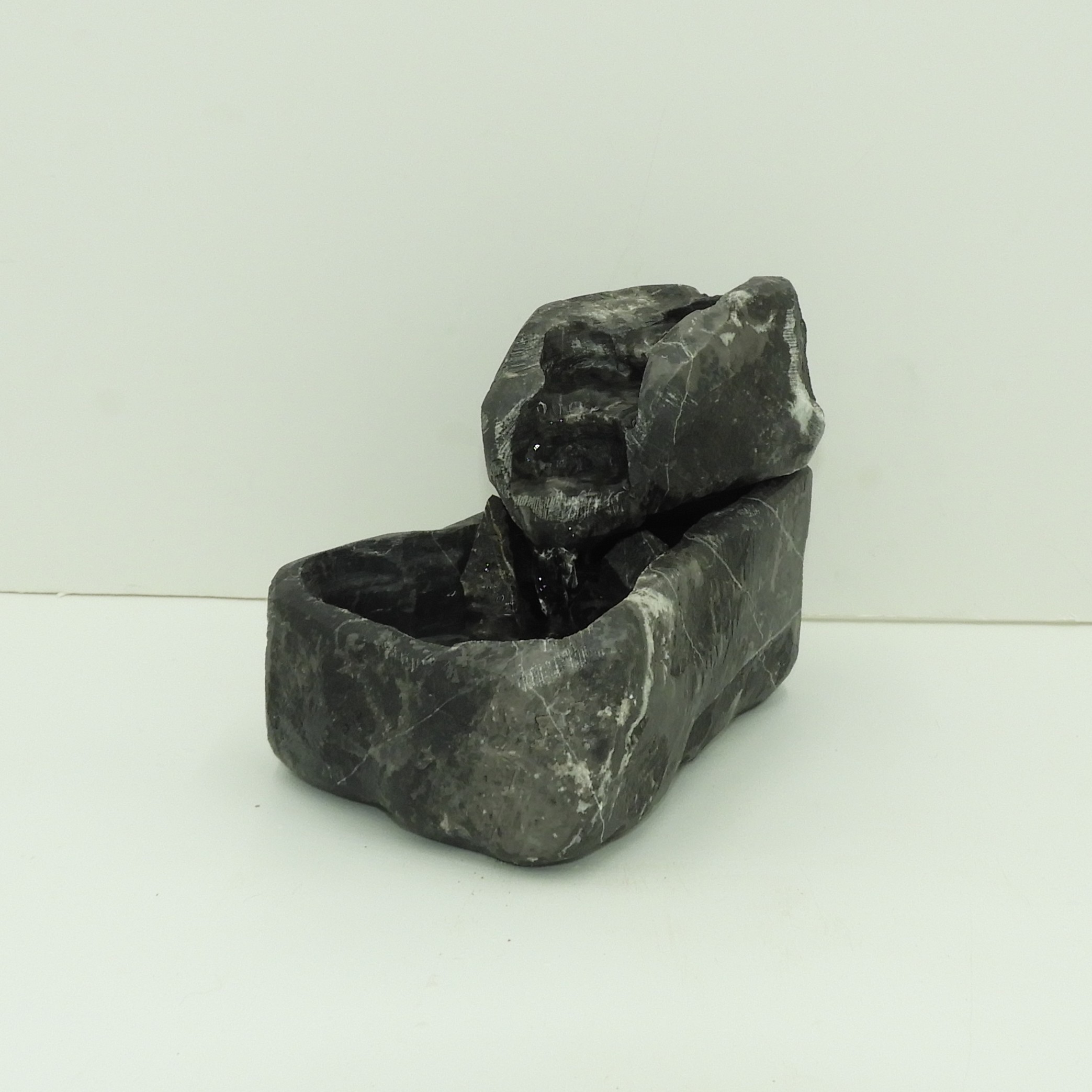 Fuente de agua pequeña tallada a mano en Piedra natural, Mármol Negro Markina con tres niveles de caída.