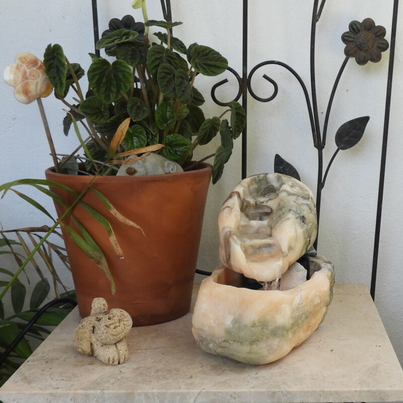 Fuente de agua pequeña tallada a mano en Piedra natural, Mármol Rosa Portugués con cuatro niveles de caída.