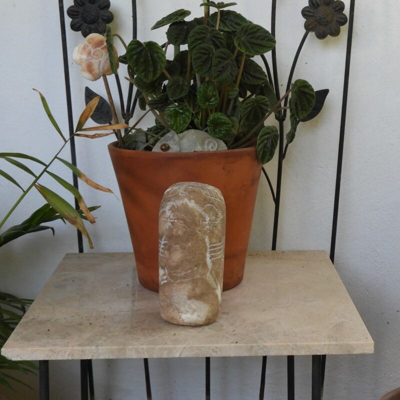 Réplica artesanal de ídolo cilíndrico del Cerro de las Vacas tallada en Piedra Natural, Mármol Marrón Emperador.