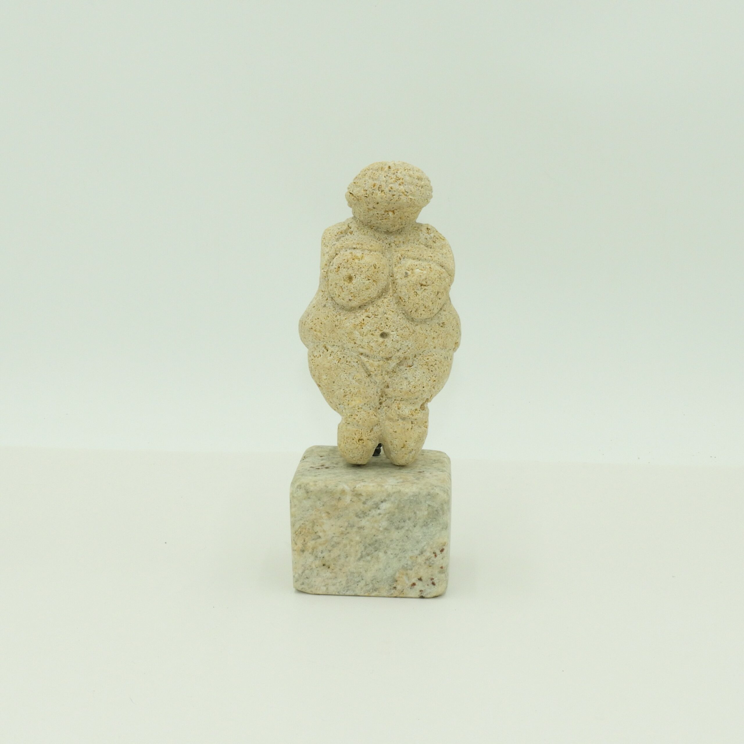 Reproducción Venus de Willendorf en Roca de Albero de Sevilla y peana en Granito.