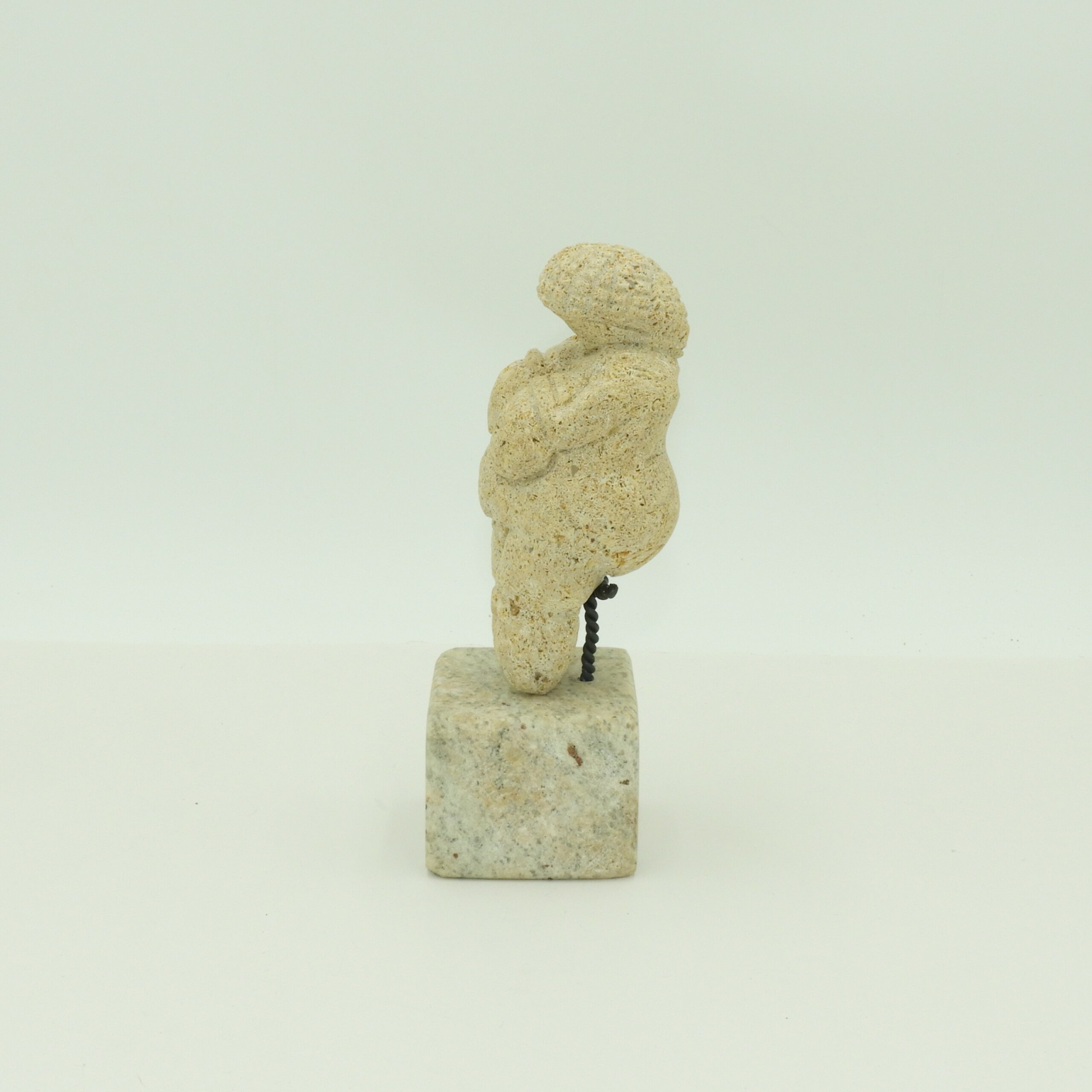 Reproducción Venus de Willendorf en Roca de Albero de Sevilla y peana en Granito.