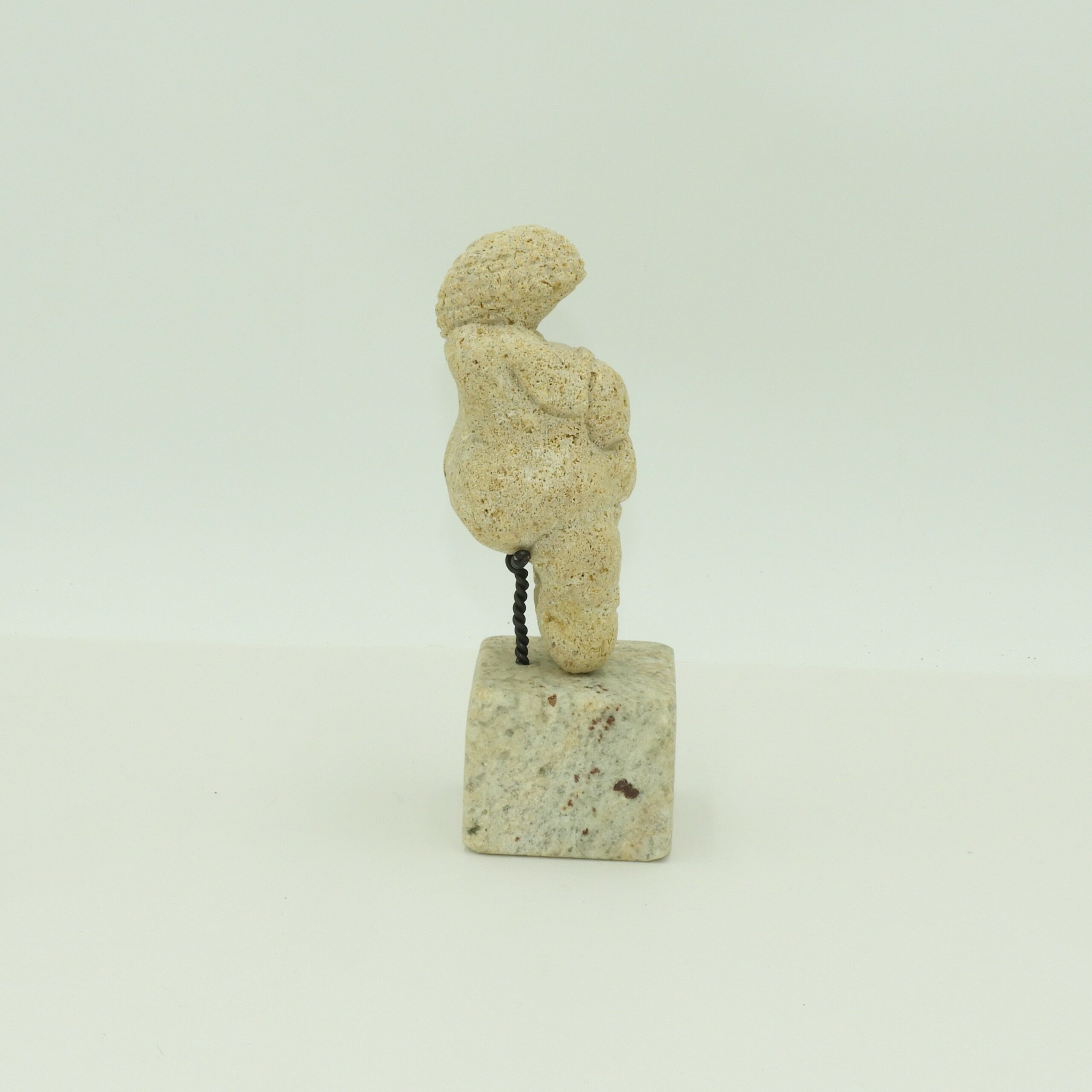 Reproducción Venus de Willendorf en Roca de Albero de Sevilla y peana en Granito.