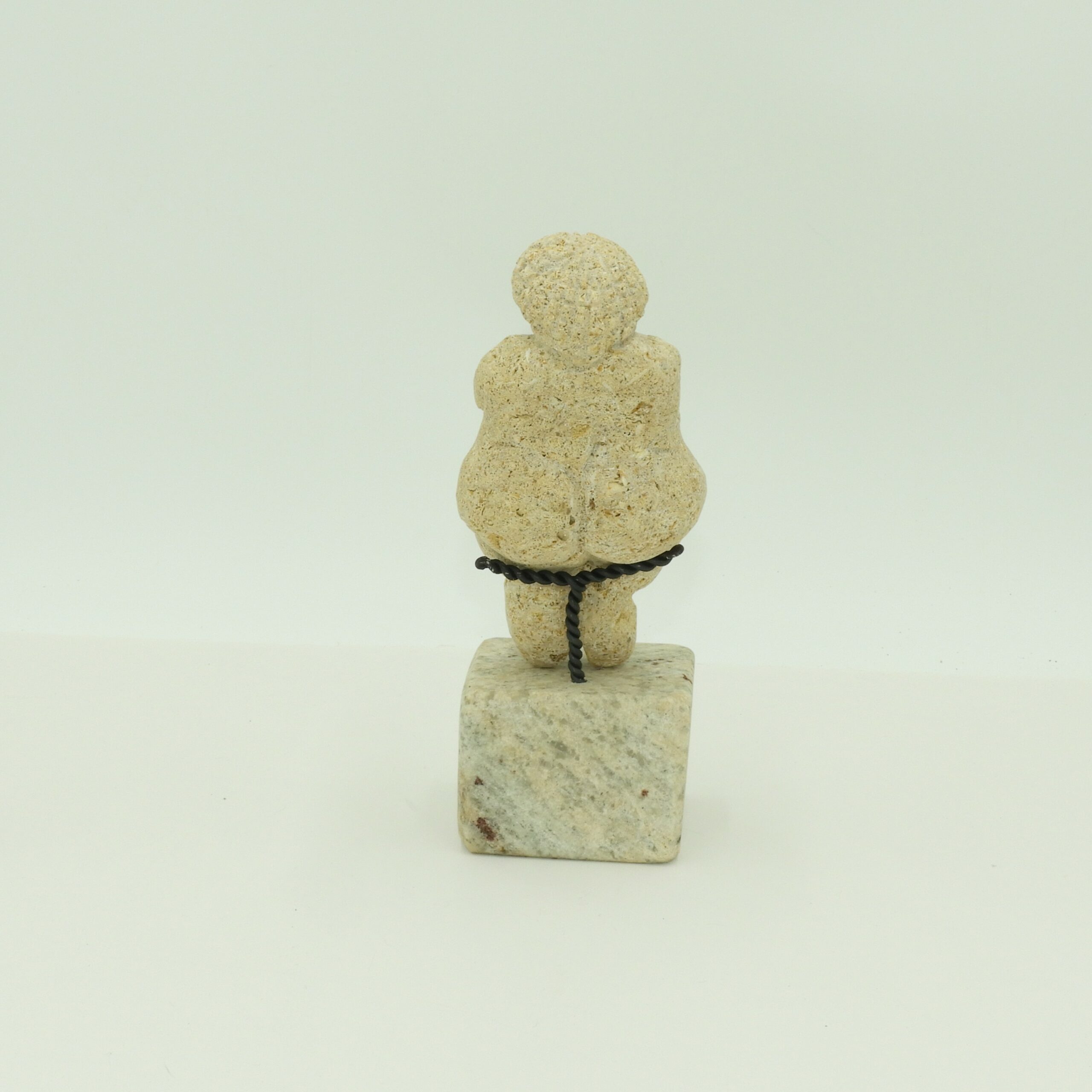 Reproducción Venus de Willendorf en Roca de Albero de Sevilla y peana en Granito.