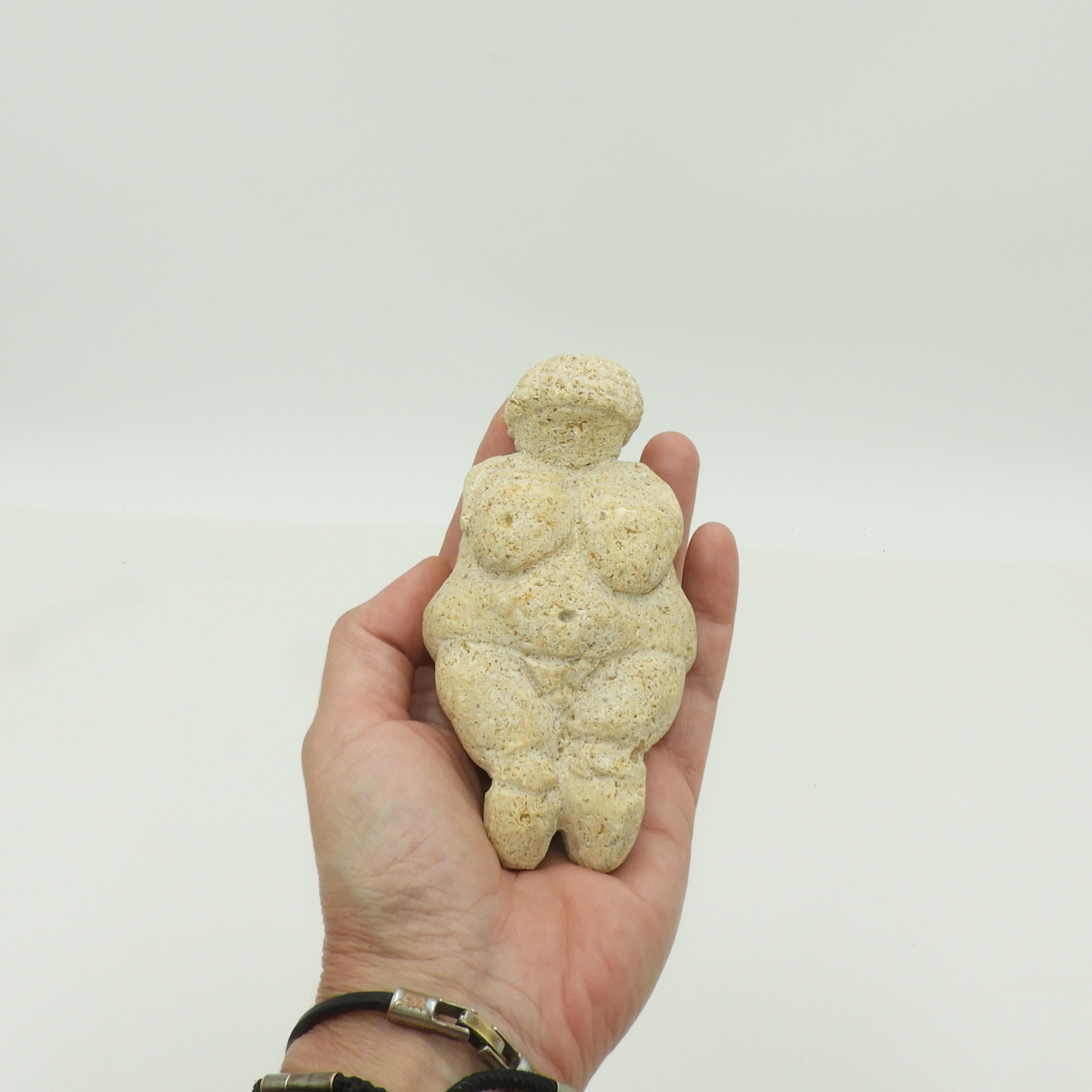 Reproducción Venus de Willendorf en Roca de Albero de Sevilla y peana en Granito.