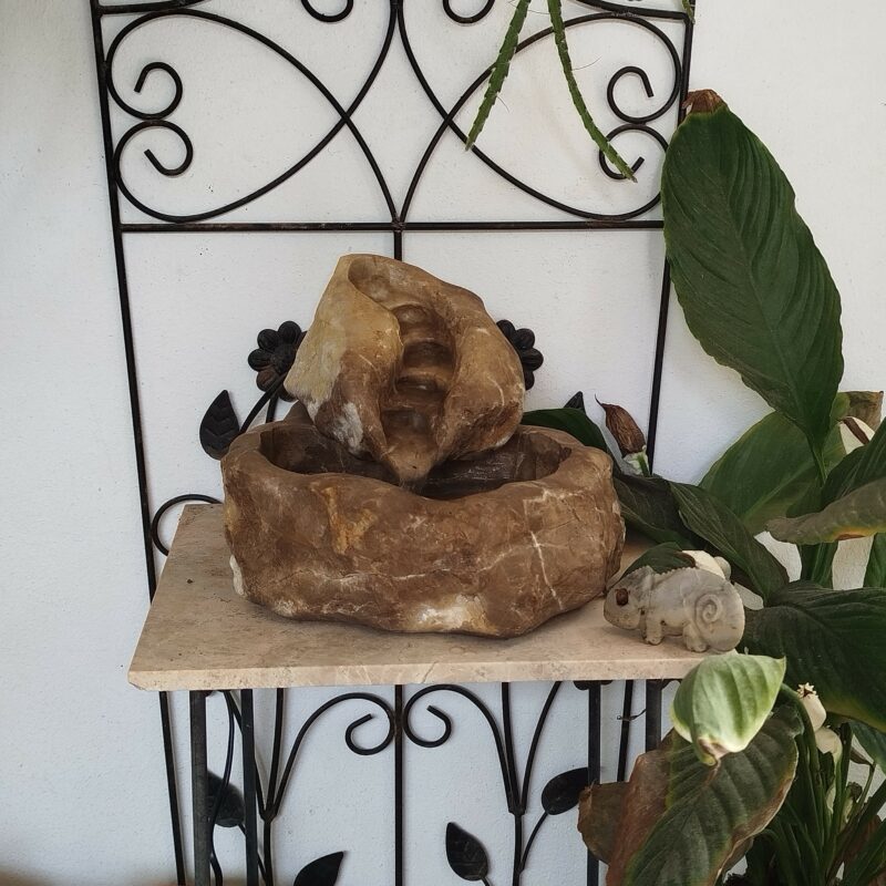 Fuente de agua tallada a mano con Piedra natural, Mármol Marrón Emperador cristalizado con cinco saltos de agua.
