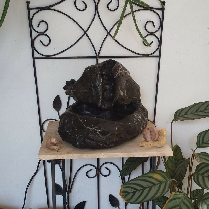 Fuente de agua tallada a mano con Piedra natural, Mármol Negro Markina con veta Blanca.