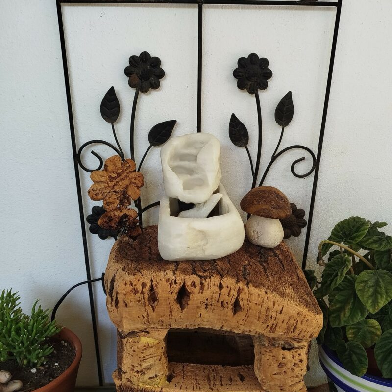 Fuente de agua pequeña tallada a mano con Piedra natural, Mármol Blanco de Macael con cuatro saltos de agua.