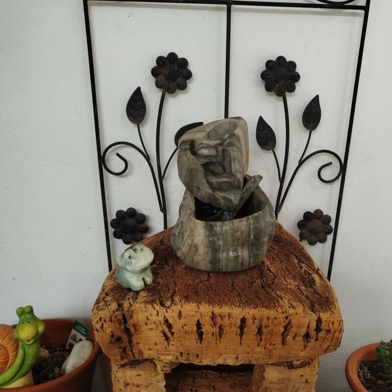 Fuente de agua pequeña tallada a mano con Piedra natural, Mármol Verde Veteado con cuatro niveles de agua.
